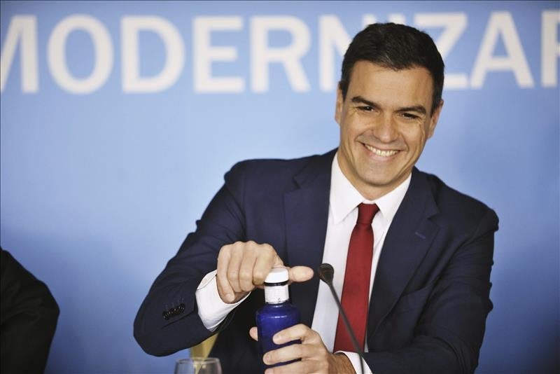 Pedro Sánchez aventaja en un punto a Mariano Rajoy en valoración, según el CIS Pedro Sánchez aventaja en un punto a Mariano Rajoy en valoración, según el CIS