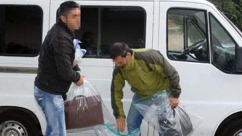 La Guardia Civil traslada un malet&iacute;n y una peque&ntilde;a caja fuerte a los juzgados