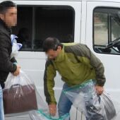 La Guardia Civil traslada un maletín y una pequeña caja fuerte a los juzgados
