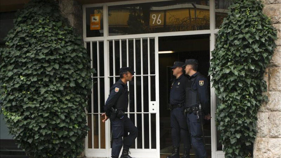 Agentes de la UDEF en la puerta del domicilio del expresidente de la Generalitat Jordi Pujol