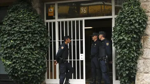 Agentes de la UDEF en la puerta del domicilio del expresidente de la Generalitat Jordi Pujol Agentes de la UDEF en la puerta del domicilio del expresidente de la Generalitat Jordi Pujol