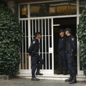 Agentes de la UDEF en la puerta del domicilio del expresidente de la Generalitat Jordi Pujol 