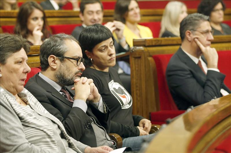 Junts pel Sí y la CUP pactan iniciar el proceso hacia la "república" catalana ignorando al TC Junts pel Sí y la CUP pactan iniciar el proceso hacia la "república" catalana ignorando al TC