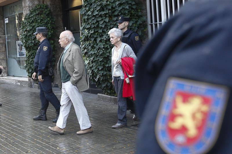 La Policía registra los domicilios de Jordi Pujol y de tres de sus hijos La Policía registra los domicilios de Jordi Pujol y de tres de sus hijos
