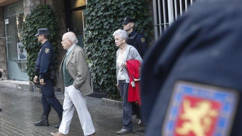 El expresidente de la Generalitat, Jordi Pujol, acompa&ntilde;ado de su esposa, Marta Ferrusola, salen de su domicilio