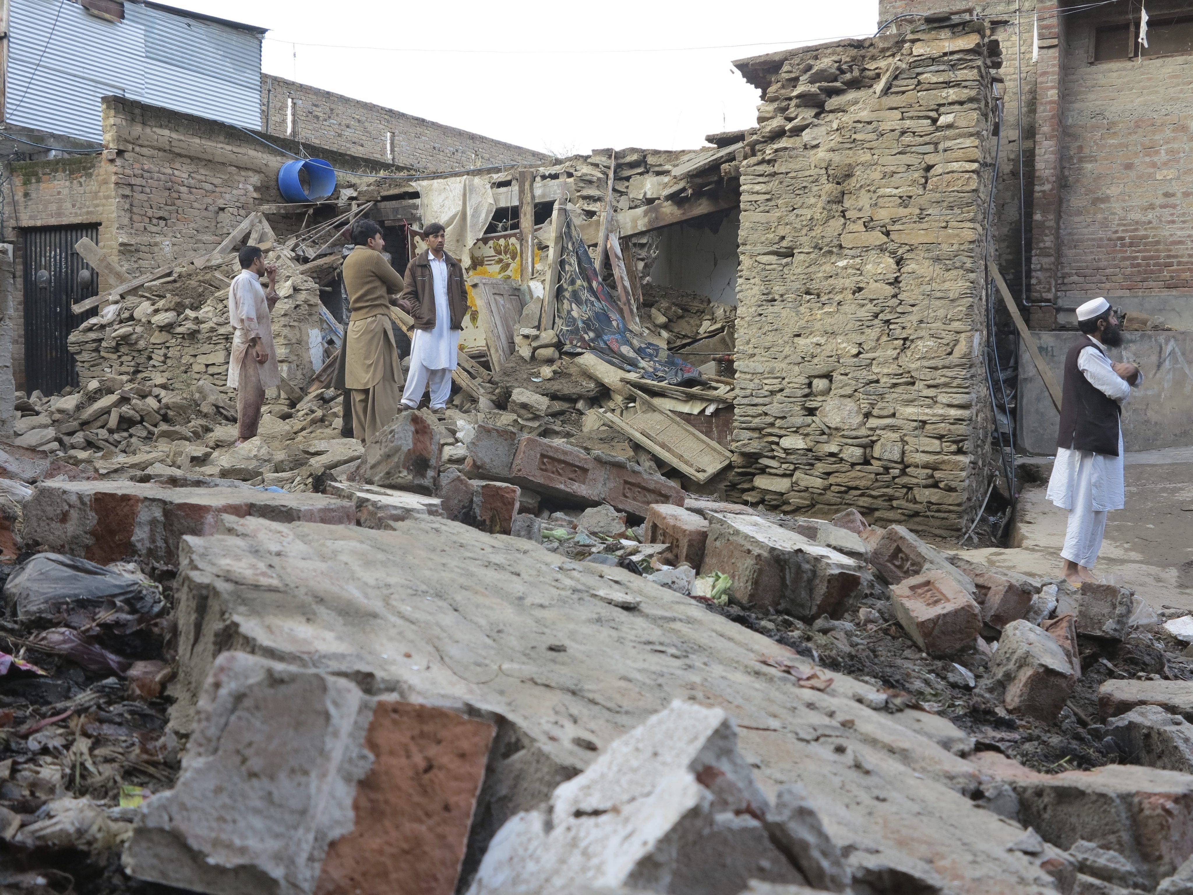 Pakistán comienza a llevar ayuda de emergencia a las zonas más afectadas por el seísmo Pakistán comienza a llevar ayuda de emergencia a las zonas más afectadas por el seísmo