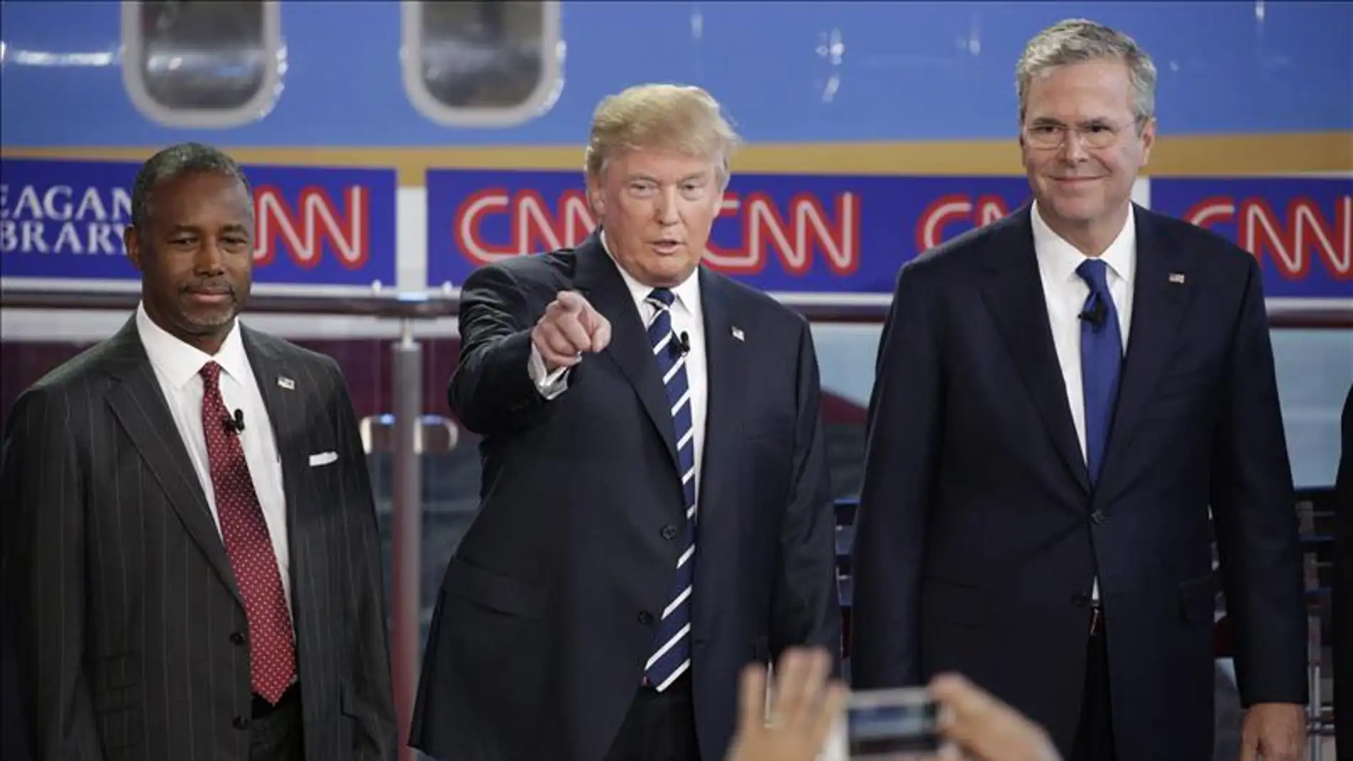 Carson, Trump y Bush en el debate republicano.