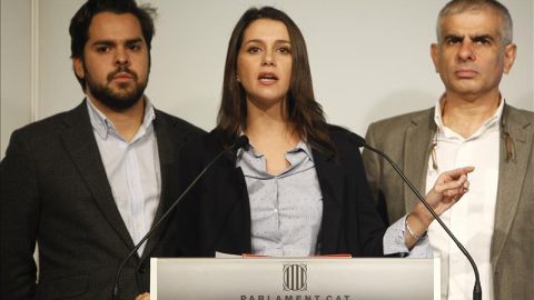 In&eacute;s Arrimadas junto a dos diputados de su partido.