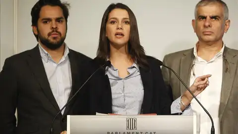 Inés Arrimadas junto a dos diputados de su partido. Inés Arrimadas junto a dos diputados de su partido.