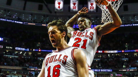 Pau Gasol celebra el tap&oacute;n puesto sobre LeBron James
