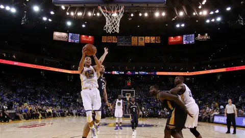Stephen Curry entra a canasta ante la defensa de los Pelicans Stephen Curry entra a canasta ante la defensa de los Pelicans