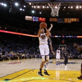 Stephen Curry entra a canasta ante la defensa de los Pelicans