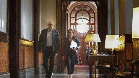 La presidenta del Parlament,Carme Forcadell junto al primer secretario de la Mesa del Parlament.
