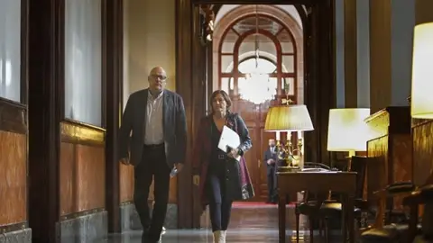 La presidenta del Parlament,Carme Forcadell junto al primer secretario de la Mesa del Parlament. La presidenta del Parlament,Carme Forcadell junto al primer secretario de la Mesa del Parlament.
