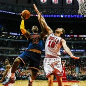Pau Gasol tapona a LeBron James Pau Gasol tapona a LeBron James