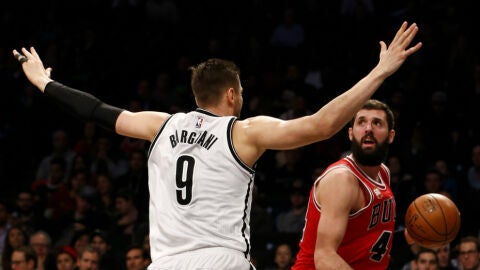 Nikola Mirotic mira a la canasta defendido por Andrea Bargnani