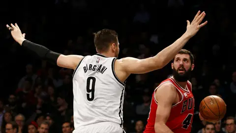 Nikola Mirotic mira a la canasta defendido por Andrea Bargnani Nikola Mirotic mira a la canasta defendido por Andrea Bargnani