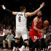 Nikola Mirotic mira a la canasta defendido por Andrea Bargnani Nikola Mirotic mira a la canasta defendido por Andrea Bargnani