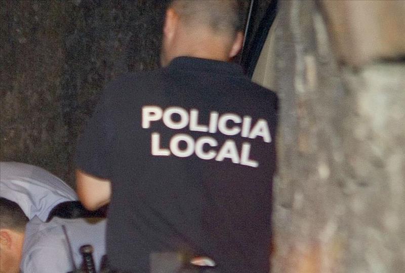 Muere una mujer en Vigo al caer desde un tercer piso y detienen a un marido Muere una mujer en Vigo al caer desde un tercer piso y detienen a un marido