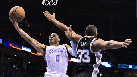 Russel Westbrook entra a canasta ante la defensa de Boris Diaw