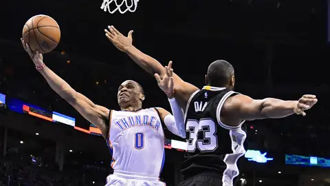 Russel Westbrook entra a canasta ante la defensa de Boris Diaw Russel Westbrook entra a canasta ante la defensa de Boris Diaw