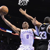 Russel Westbrook entra a canasta ante la defensa de Boris Diaw Russel Westbrook entra a canasta ante la defensa de Boris Diaw