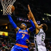 Carmelo Anthony entra a canasta ante la defensa de Michael Carter-Williams Carmelo Anthony entra a canasta ante la defensa de Michael Carter-Williams