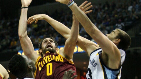 Marc Gasol y Kevin Love luchan por un rebote