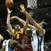 Marc Gasol y Kevin Love luchan por un rebote Marc Gasol y Kevin Love luchan por un rebote