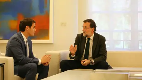 Mariano Rajoy conversa con Albert Rivera. Mariano Rajoy conversa con Albert Rivera.