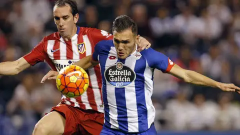 Godín trata de frenar a Lucas Pérez Godín trata de frenar a Lucas Pérez