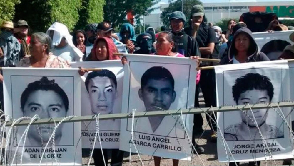 Los padres de los 43 estudiantes desaparecidos en septiembre protestan