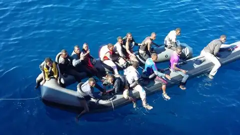 Patera naufraga en Mar de Alborán 54 inmigrantes naufragan a pocas millas de Málaga