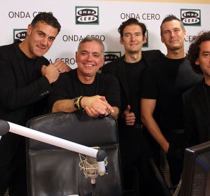Juan Ramón Lucas junto al grupo 'b vocal' Juan Ramón Lucas junto al grupo 'b vocal'