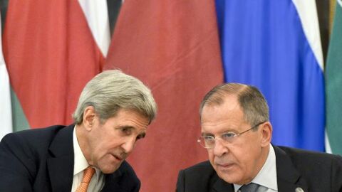 El secretario de Estado de EEUU, John Kerry, charla con el ministro de Asuntos Exteriores ruso, Serg&eacute;i Lavrov