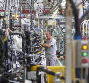 Empleados de la empresa automovilística Citroen en la cadena de montaje Empleados de la empresa automovilística Citroen en la cadena de montaje