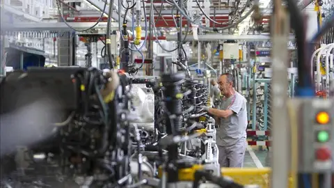 Empleados de la empresa automovilística Citroen en la cadena de montaje Empleados de la empresa automovilística Citroen en la cadena de montaje