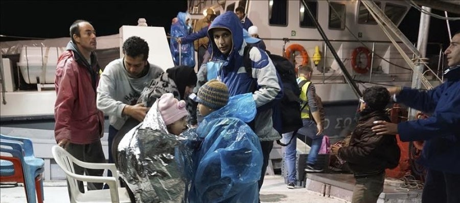 refugiados a su llegada al puerto de Metimna, en la isla de Lesbos refugiados a su llegada al puerto de Metimna, en la isla de Lesbos