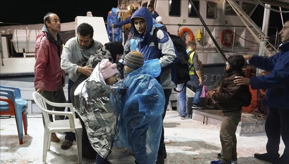 refugiados a su llegada al puerto de Metimna, en la isla de Lesbos
