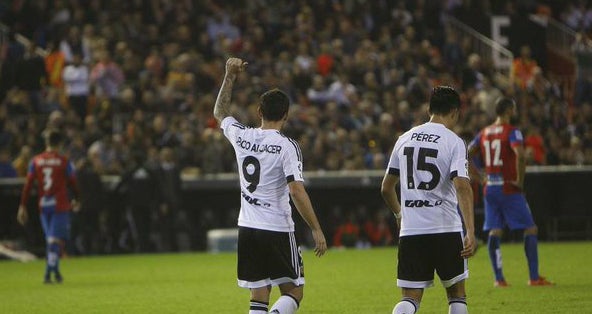 Alcácer: "Negredo está pasando por un mal momento pero volverá a dar mucho al equipo" Alcácer: "Negredo está pasando por un mal momento pero volverá a dar mucho al equipo"