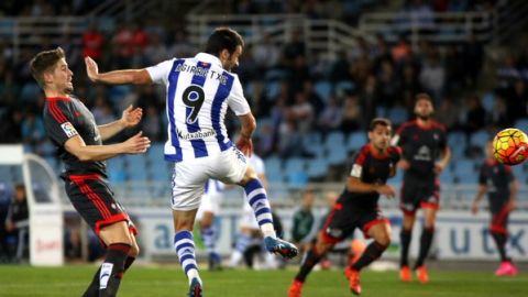 Agirretxe remata ante un jugador del Celta