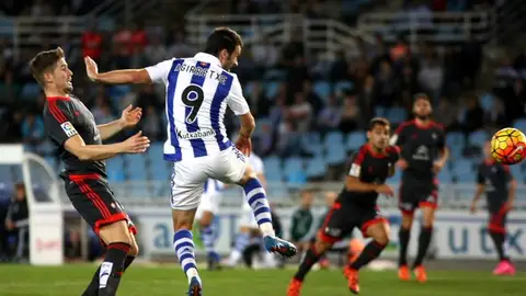 Agirretxe remata ante un jugador del Celta Agirretxe remata ante un jugador del Celta