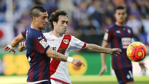 Verdi y Raúl Baena disputan el balón en el Eibar - Rayo Vallecano Verdi y Raúl Baena disputan el balón en el Eibar - Rayo Vallecano