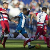 Caicedo conduce el balón ante la presión de los jugadores del Granada