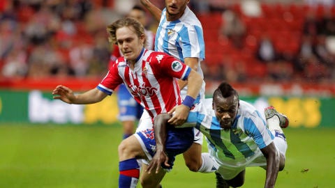 Halilovic controla el bal&oacute;n ante la oposici&oacute;n rival