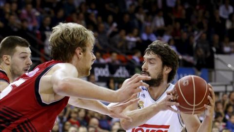 El ala-p&iacute;vot holand&eacute;s del CAI Zaragoza Henk Norel (i) intenta impedir el avance del base del Real Madrid Sergio Llull (d)