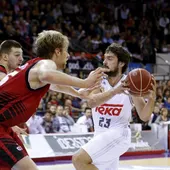 El ala-pívot holandés del CAI Zaragoza Henk Norel (i) intenta impedir el avance del base del Real Madrid Sergio Llull (d) El ala-pívot holandés del CAI Zaragoza Henk Norel (i) intenta impedir el avance del base del Real Madrid Sergio Llull (d)