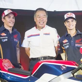 Nakamoto, junto a Márquez y Pedrosa Nakamoto, junto a Márquez y Pedrosa