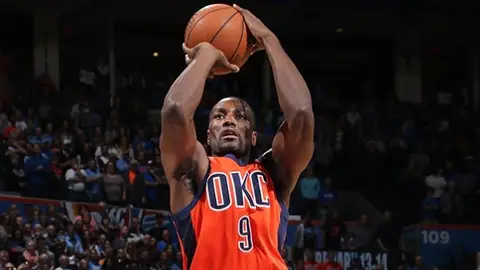 Serge Ibaka lanza a canasta Serge Ibaka lanza a canasta