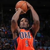 Serge Ibaka lanza a canasta Serge Ibaka lanza a canasta